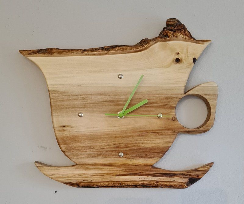 Wanduhr aus Holz Pappel geölt in Tassenform Exklusives Lieblingsstück Unikat Handarbeit