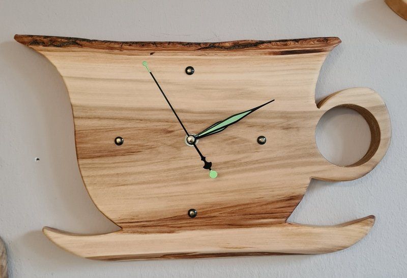 Wanduhr aus Holz Pappel geölt in Tassenform Exklusives Lieblingsstück Unikat Handarbeit