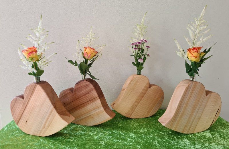 Holzvase mit Reagenzglas Kastanie in Herzform Exklusives Lieblingsstück Unikat Handarbeit