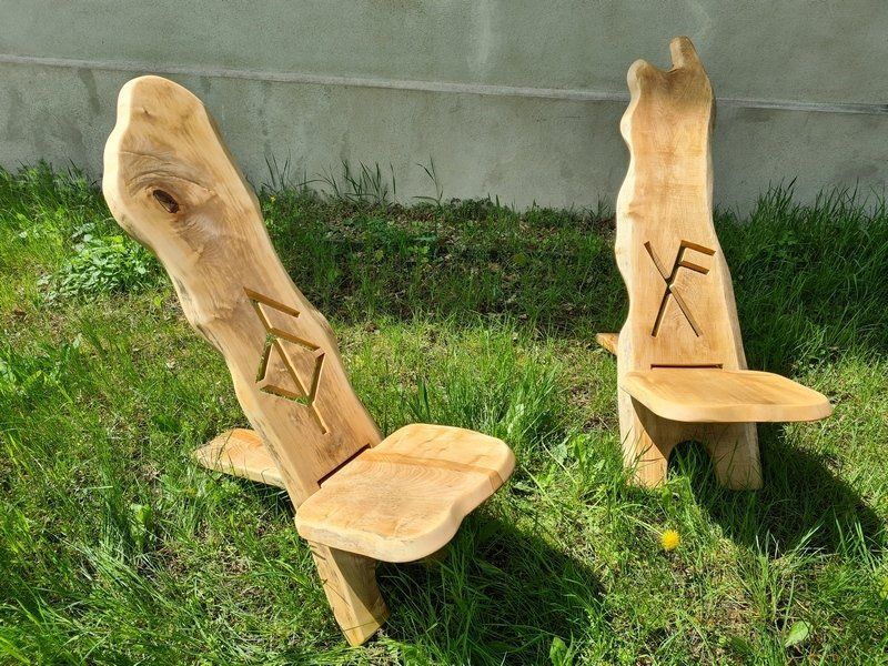 Wikinger-Stuhl aus Hartholz mit Symbol nordische Runen