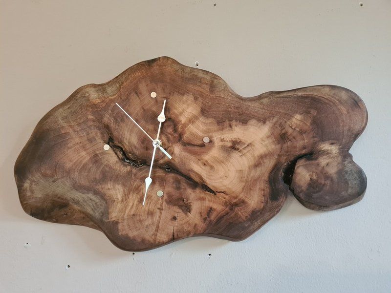 Wanduhr aus Holz Nussbaumwurzel geölt Exklusives Lieblingsstück Unikat Handarbeit