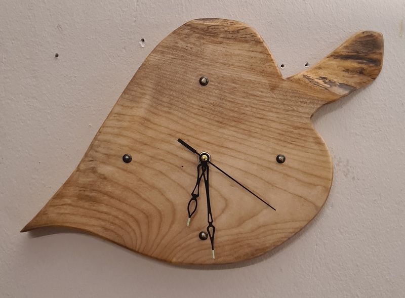 Wanduhr aus Holz Esche Blattformgeölt in Tassenform Exklusives Lieblingsstück Unikat Handarbeit