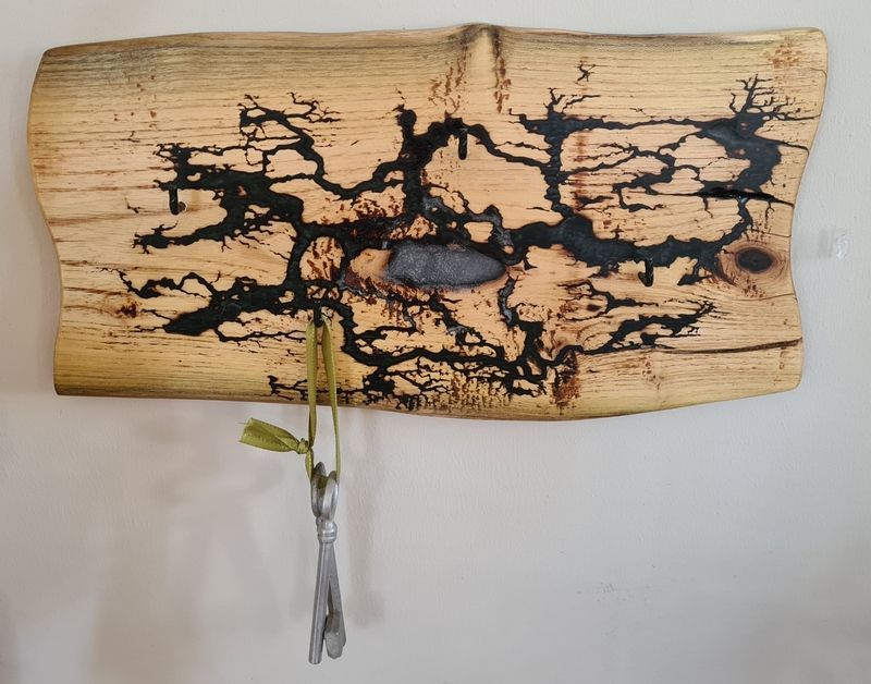 Schlüsselbrett Hakenleiste aus Robinie Lichtenberg Technik fluoreszierendes Epoxidharz Exklusives Lieblingsstück Unikat Handarbeit