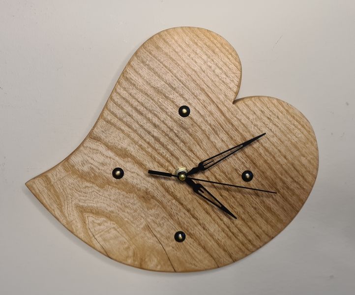 Wanduhr aus Holz Esche Herz geölt Exklusives Lieblingsstück Unikat Handarbeit