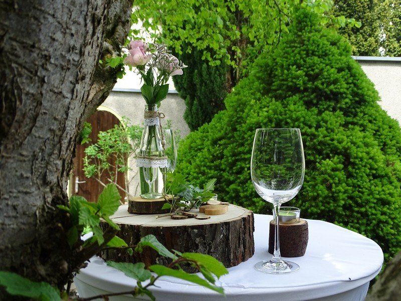 Hochzeitsdekoration aus Holz Kerzenständer Vasen Holzscheiben Holzstamm vintage