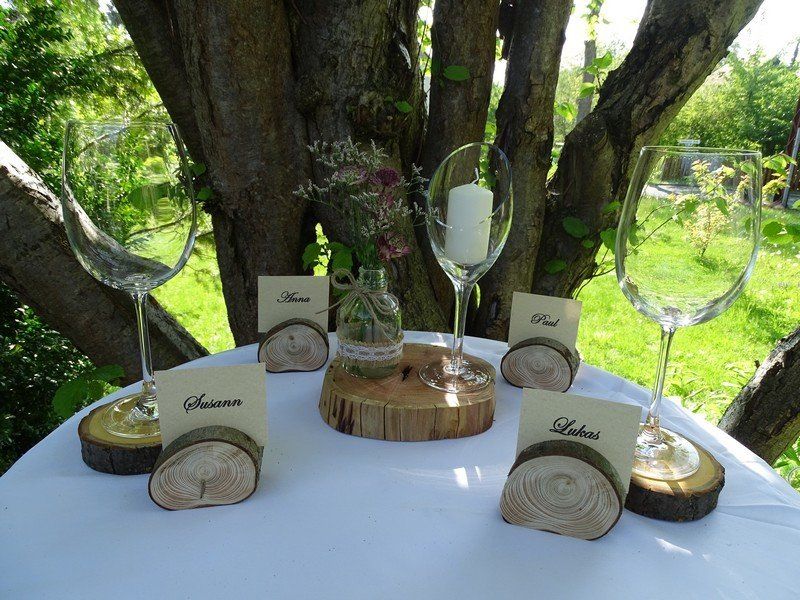 Hochzeitsdekoration aus Holz Tischkartenständer Holzscheiben Holzstamm vintage