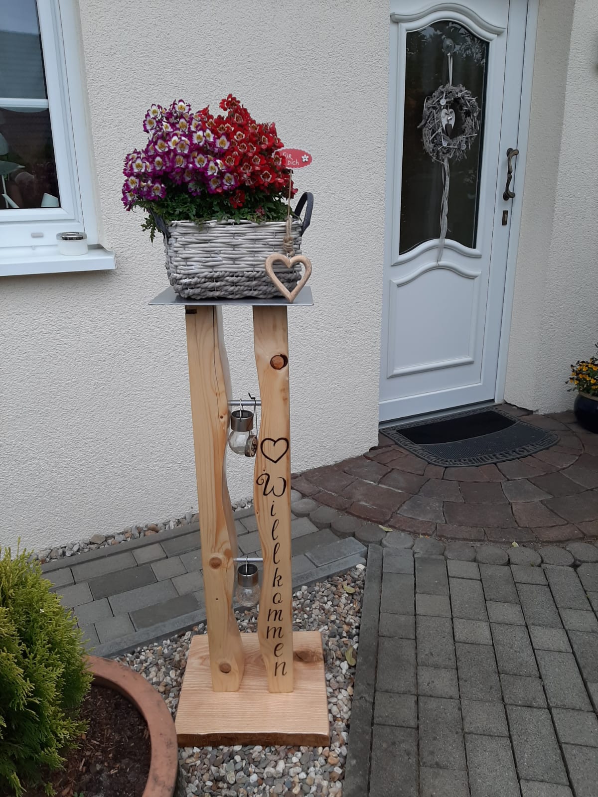 Willkommensstele Willkommen-Ständer aus Holzbalken Exklusives Lieblingsstück Unikat Handarbeit