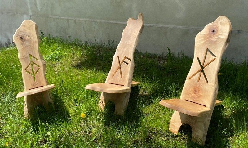 Wikinger-Stuhl aus Hartholz mit Symbol nordische Runen