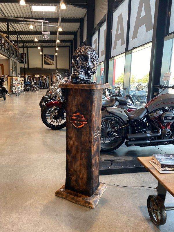 Stele mit indirekter Beleuchtung Roteiche Holz geflammt Exklusives Lieblingsstück Unikat