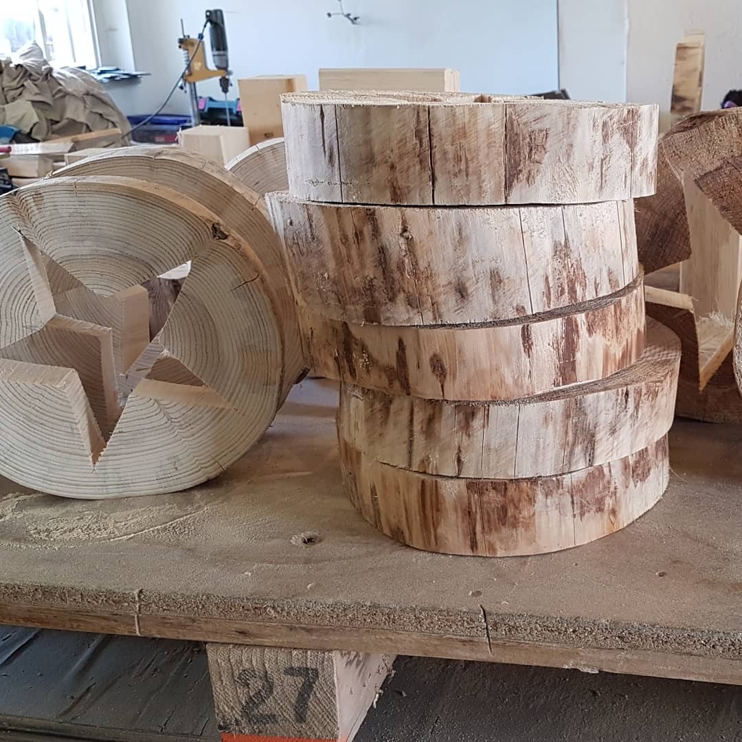 Holzscheiben aus denen ein Stern gesägt wurde Holzscheiben aus denen ein Stern gesägt wurde