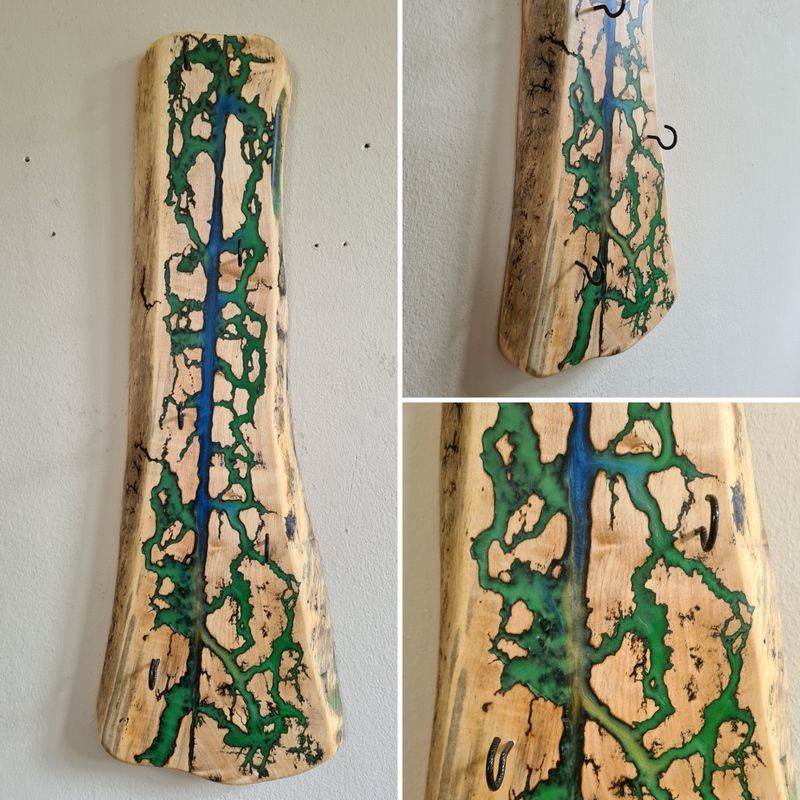 Schlüsselbrett Hakenleiste aus Robinie Lichtenberg Technik fluoreszierendes Epoxidharz Exklusives Lieblingsstück Unikat Handarbeit