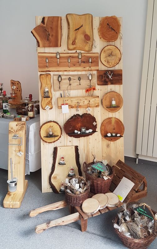 Ausstelungswand mit Wanddeko, Löffelbretter und Uhren bei den Reichenbacher Pop-Up-Stores 2018 Ausstellungswand mit Wanddeko, Löffelbretter und Uhren bei den Reichenbacher Pop-Up-Stores 2018