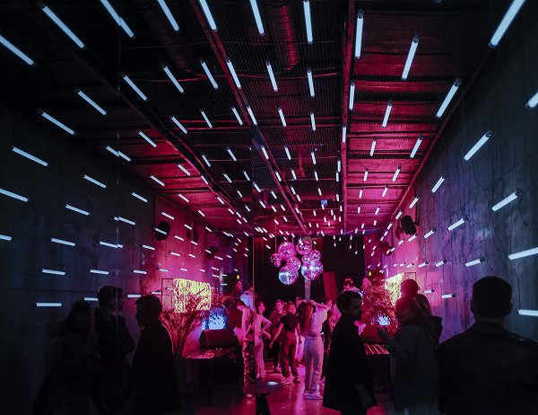 Salle de fête privée avec éclairage violet et ambiance festive