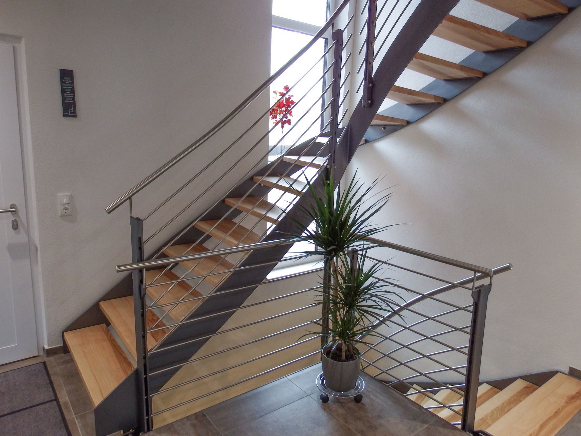 Metalltreppe mit Edelstahlgeländer