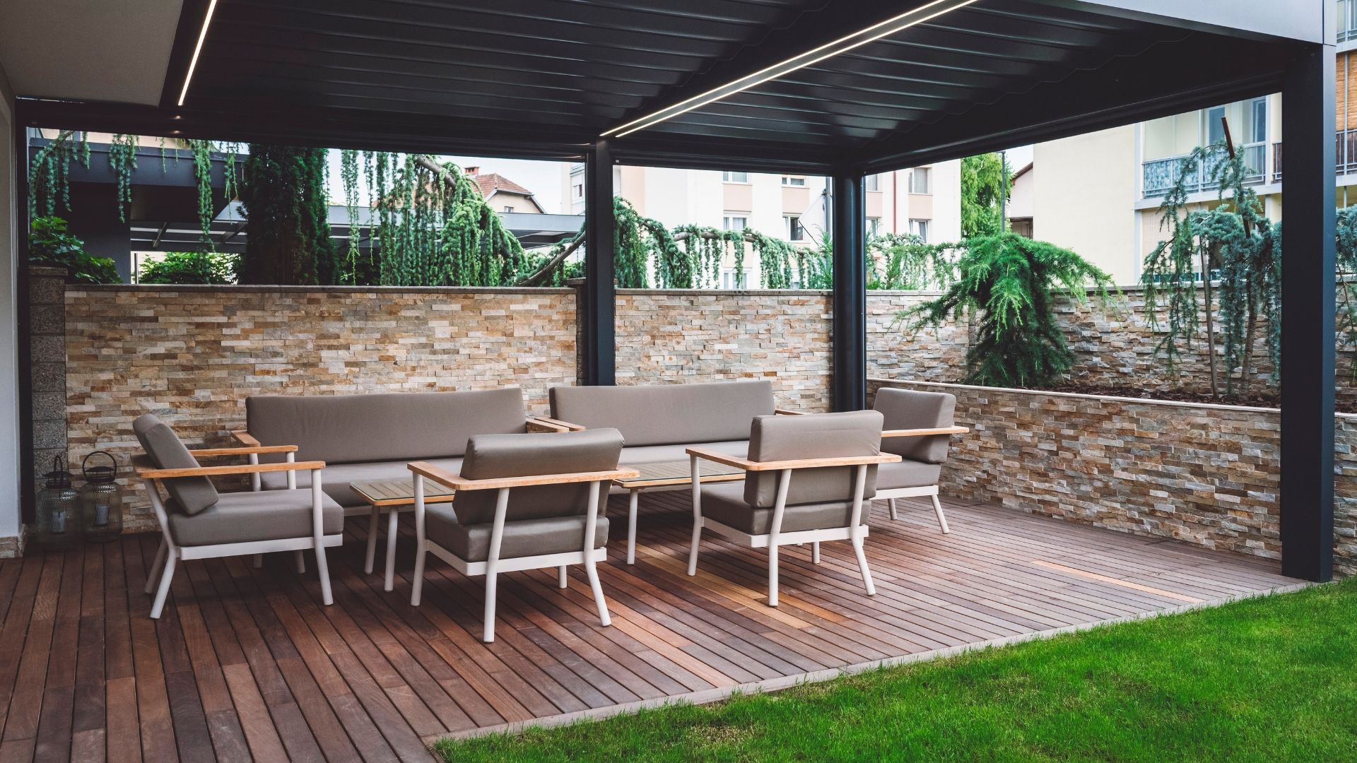 Terrasse mit Mauer, Weg und Möbeln: Einladender Außenbereich gestaltet von Peter und Sohn.