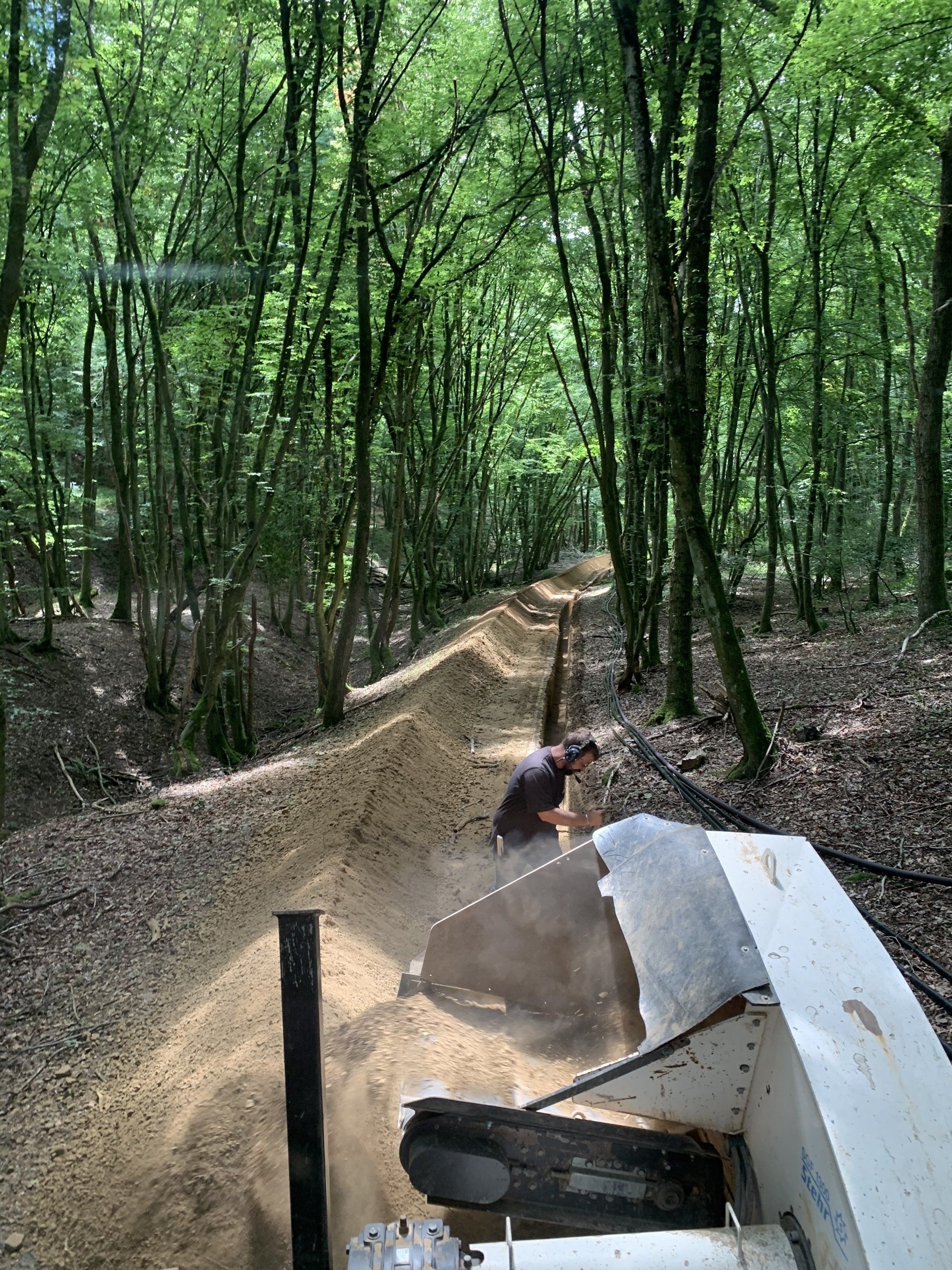 Arbeiten sind auch auf engen oder bewaldeten Flächen möglich