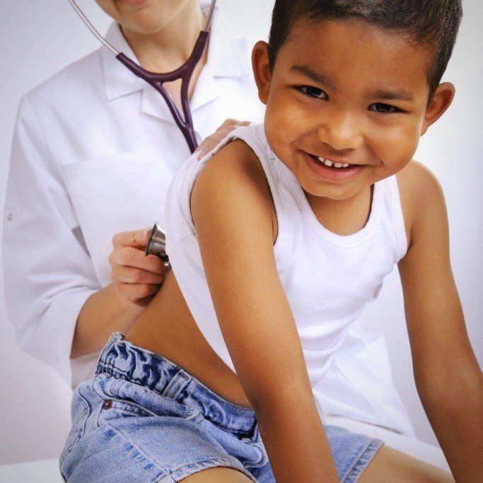 es ist ein Junge in Unterhemd abgebildet, dessen Rücken mit einem Stethoskop abgehört wird