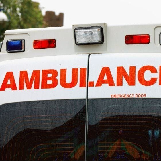 Die hinteren Türen eines Krankenwagens sind zu sehen