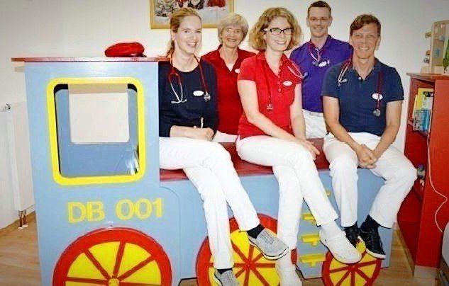 Gruppenfoto der Ärzte und Ärztinnen aus einem Zeitungsartikel