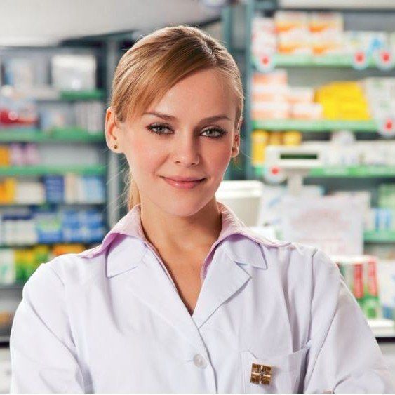 es ist eine junge Frau in einer Apotheke abgebildet