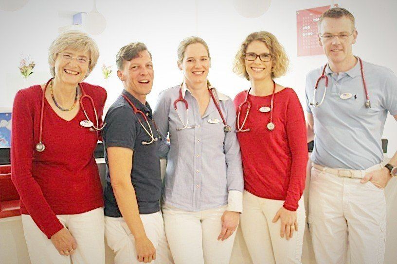 Gruppenfoto der Ärzte und Ärztinnen aus einem Zeitungsartikel