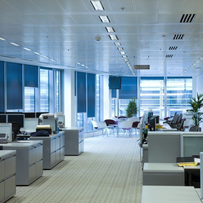 Großraumbüro mit vielen Schreibtischen und einem Wartebereich zu sehen