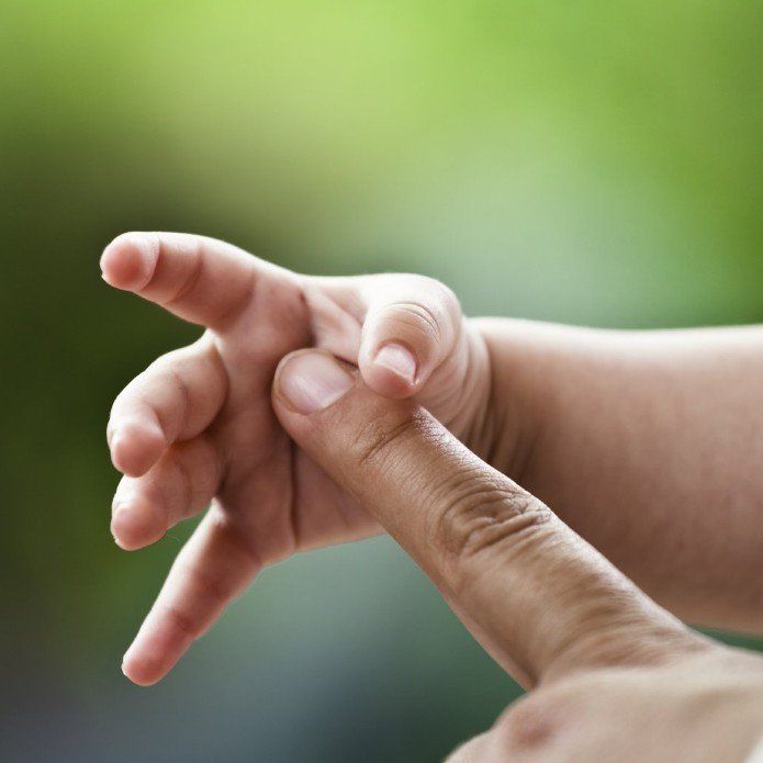 der Finger einer Erwachsenen Person wird von einer Säuglingshand umschlossen