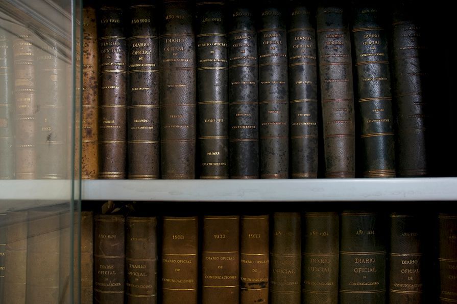 Los funcionarios llevaban sus libros de estudios para aportar en la biblioteca de Correos de Barcelona