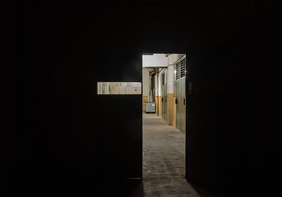 Puerta para entrar en el taller del sótano del Palacio de Correos y Telégrafos de Barcelona
