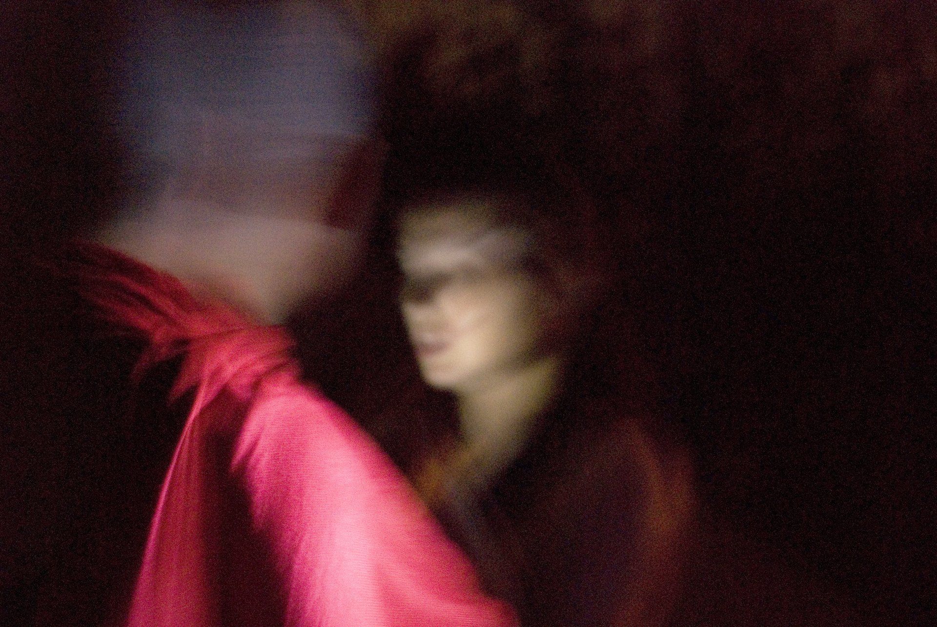 mujeres diluidas por el movimiento