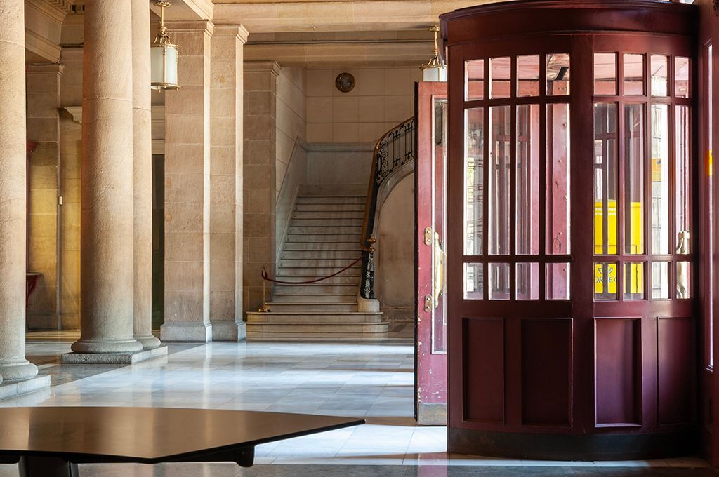 Puerta giratoria Correos y Telégrafos
