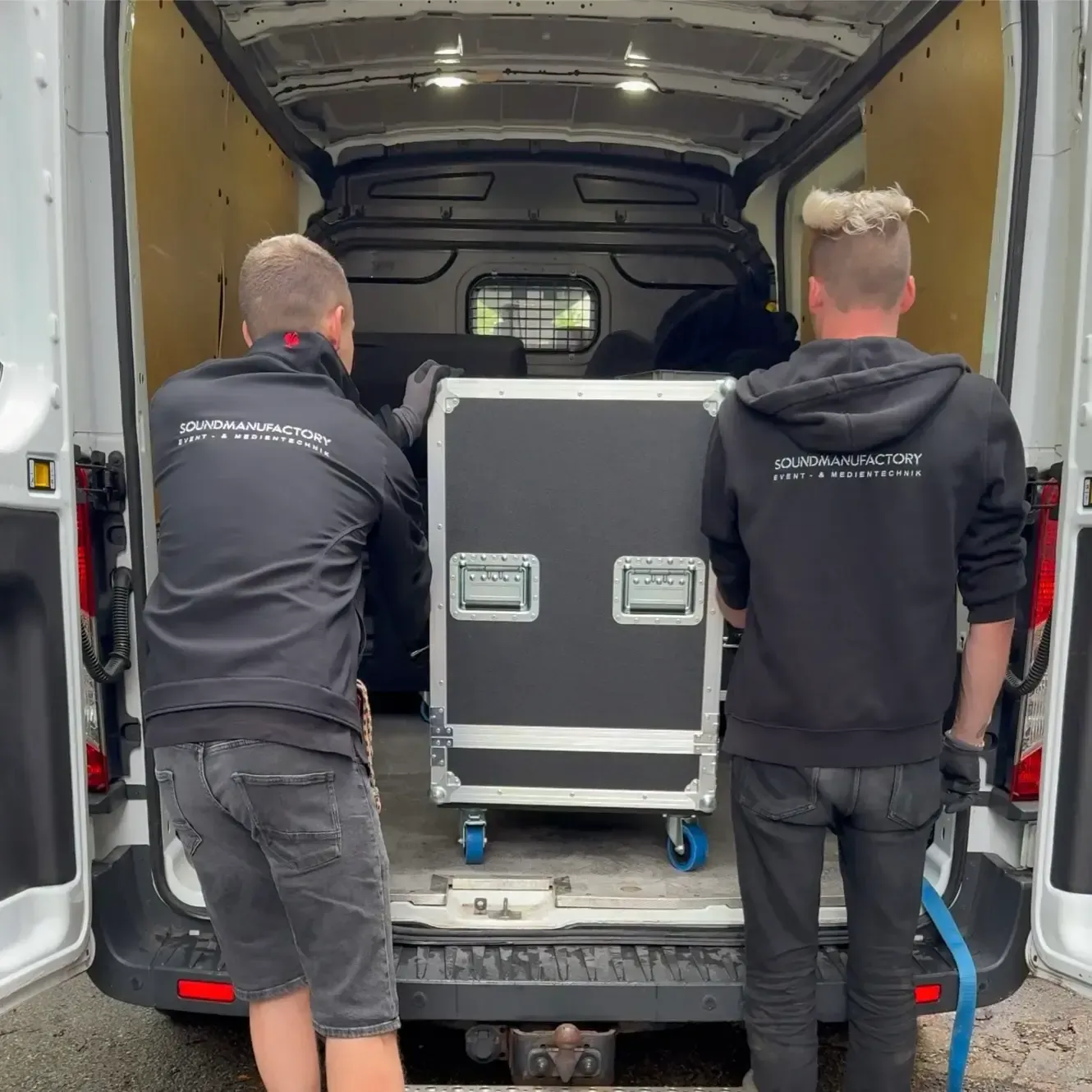 Entladen von Veranstaltungstechnik aus dem Transporter für den Eventaufbau
