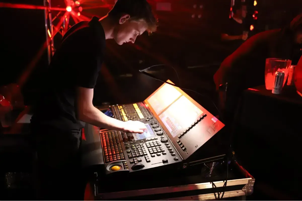 Lichtoperator bei der Live-Betreuung von Lichttechnik und Veranstaltungstechnik