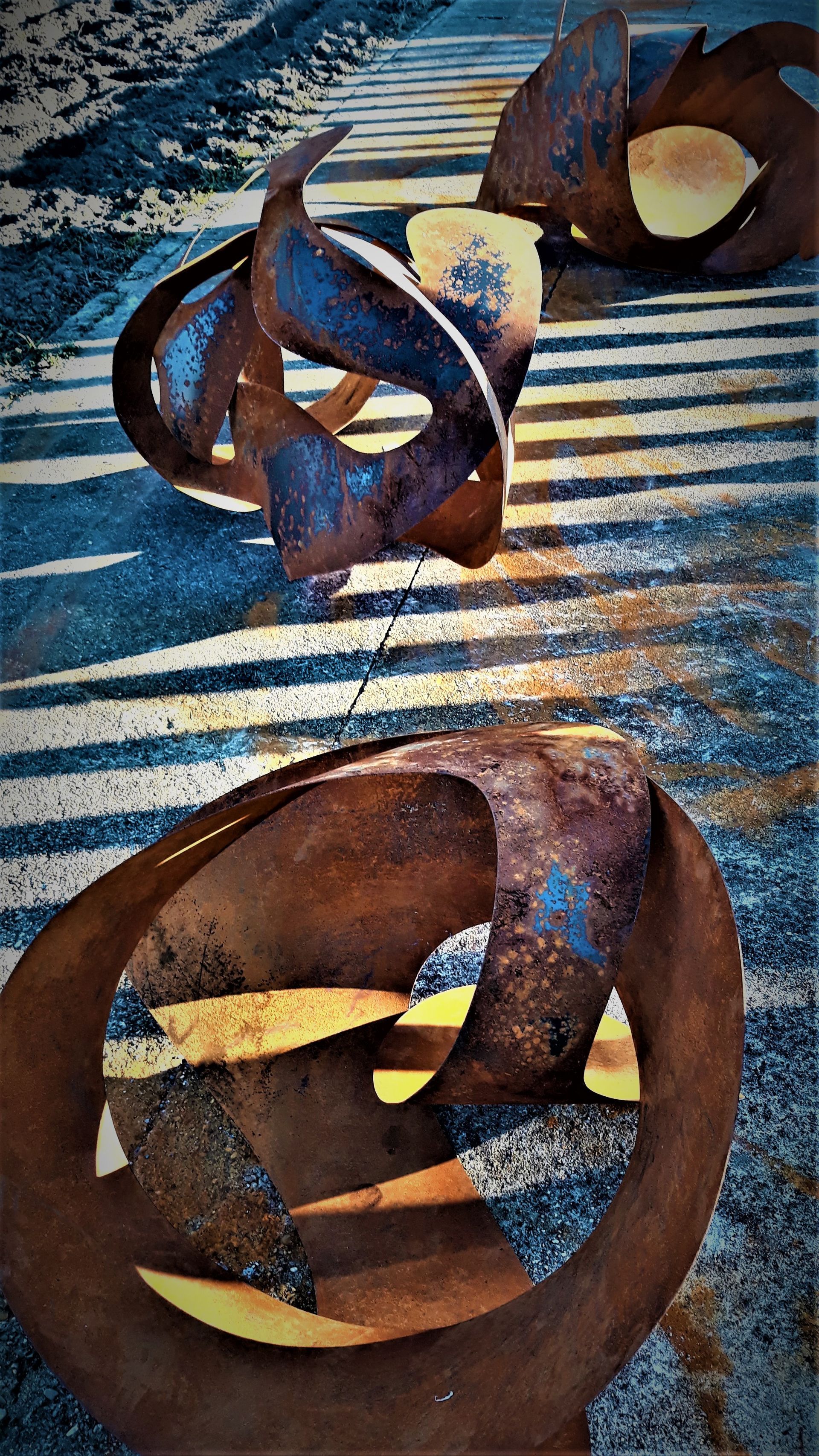 escultural para exterior de hierro oxidado de pedro alonso studio.