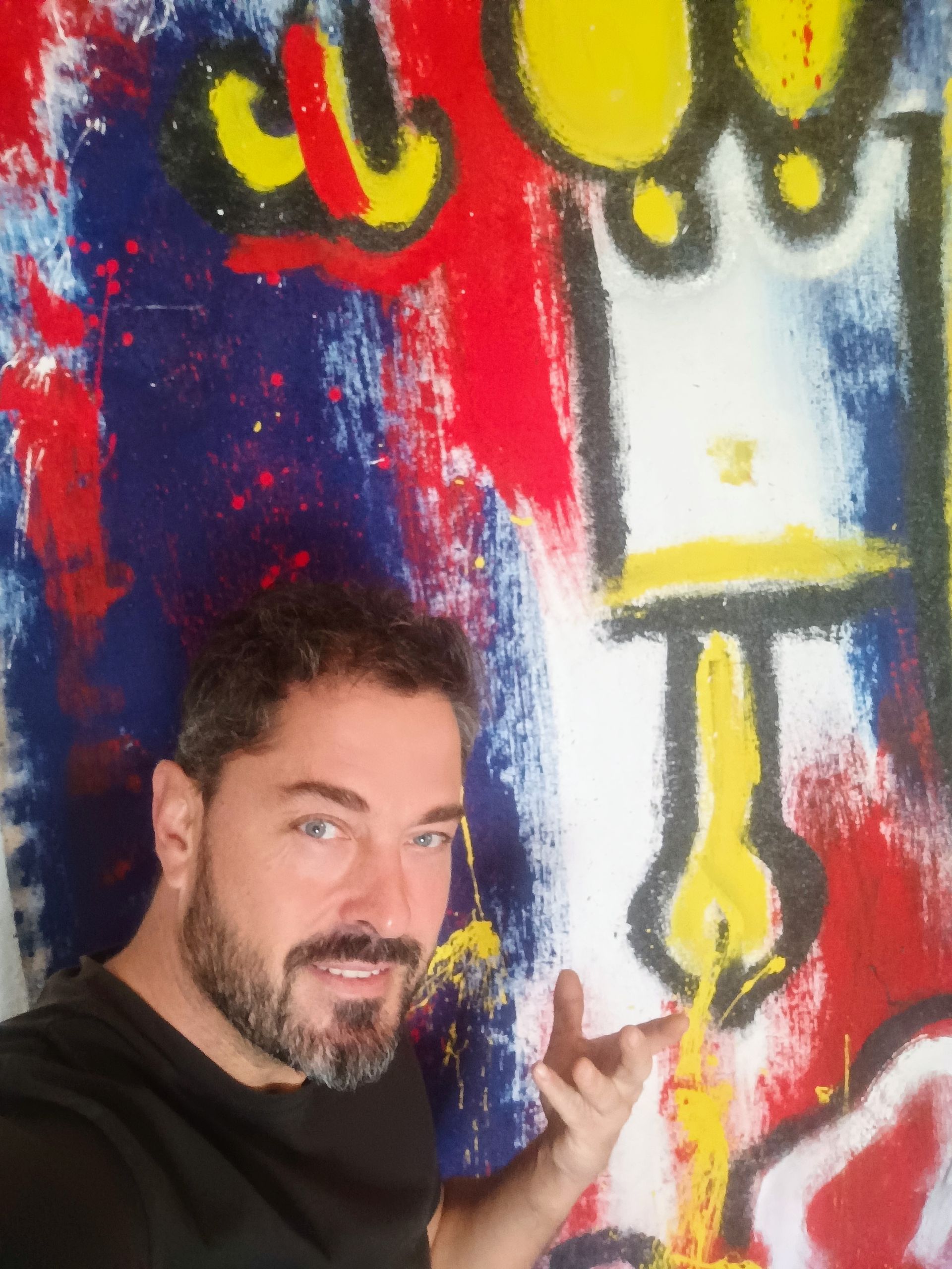 Pedro Alonso con su pintura abstracta en una exposición en Barcelona.