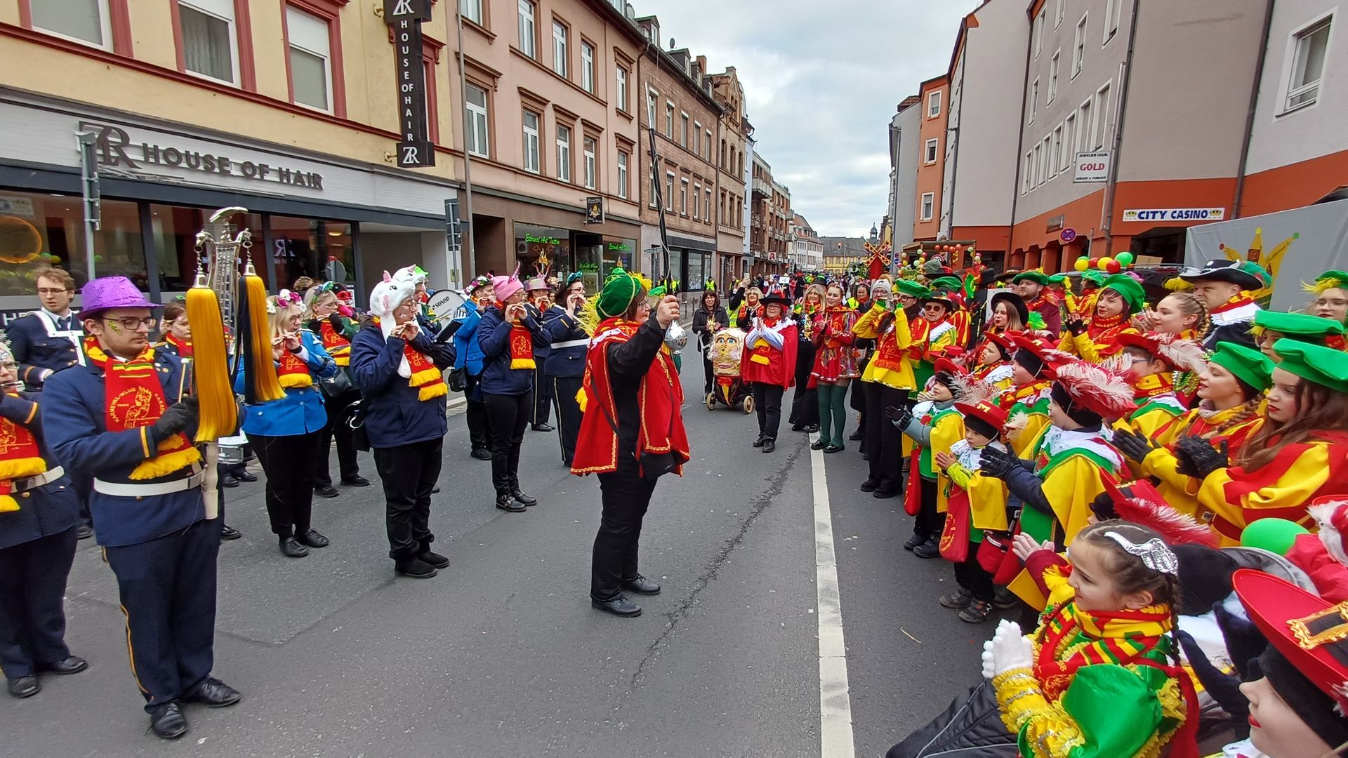 Die Vorständin des Kakadu, Viktoria, darf uns dirigieren.
