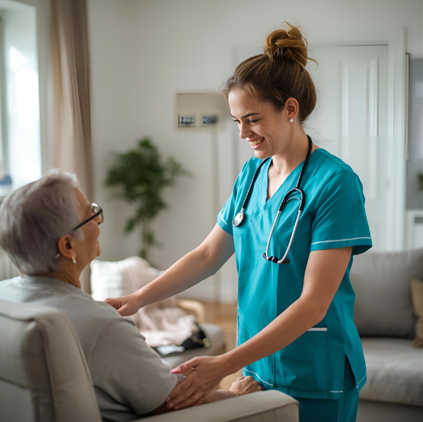 Einer sitzenden Senioren steht eine lächelnde Pflegefachfrau gegenüber