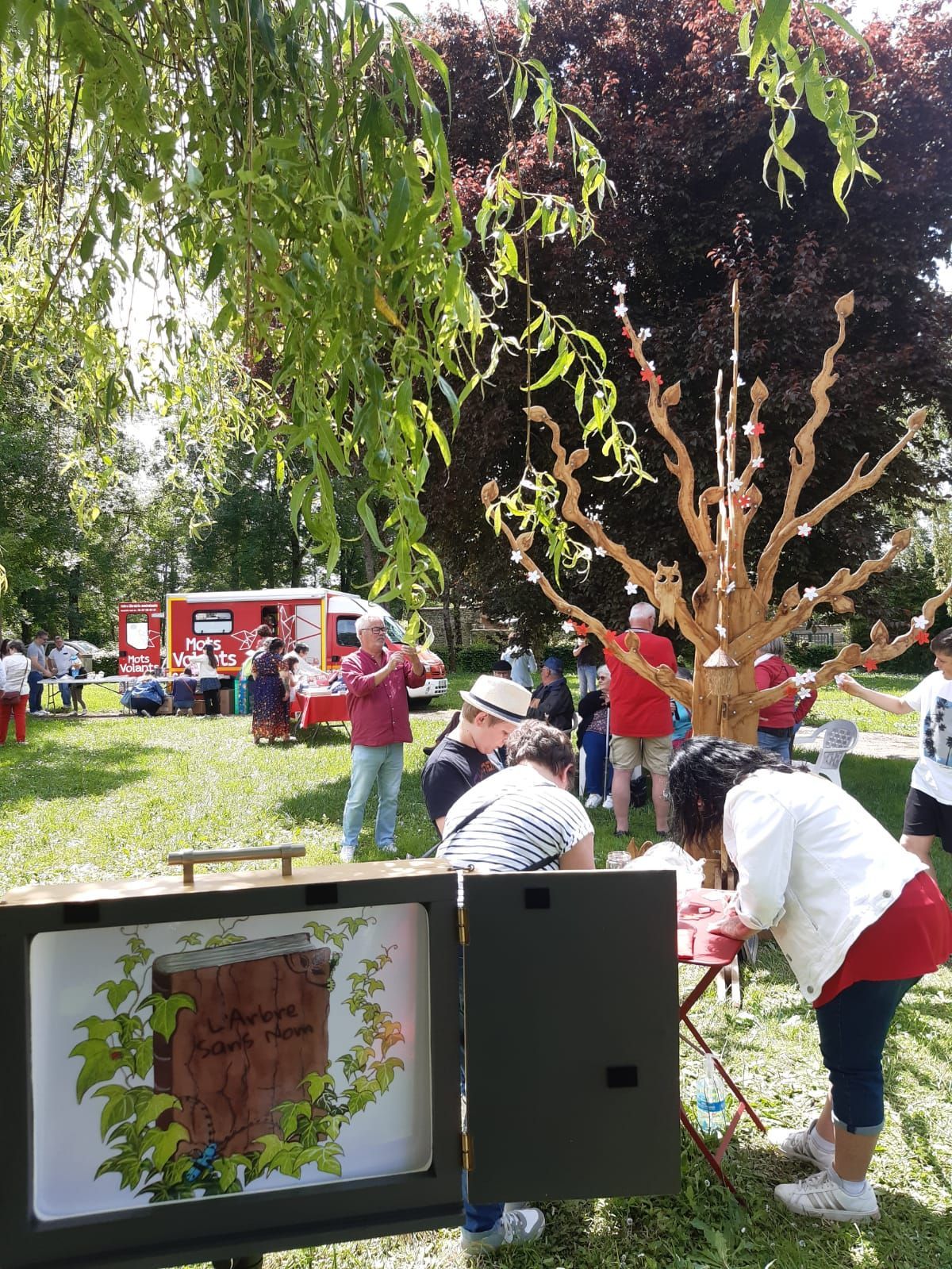Arbre à Fleurir à Nanteuil (79) pour l'anniversaire des Mots Volants (librairie ambulante)