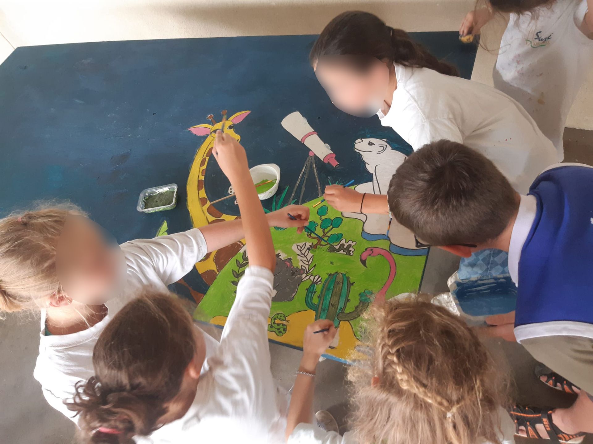 Fresque participative sur bois, projet artistique collectif, Deux-Sèvres, Le Voyage de l'Arbre à Lire, artiste plasticien