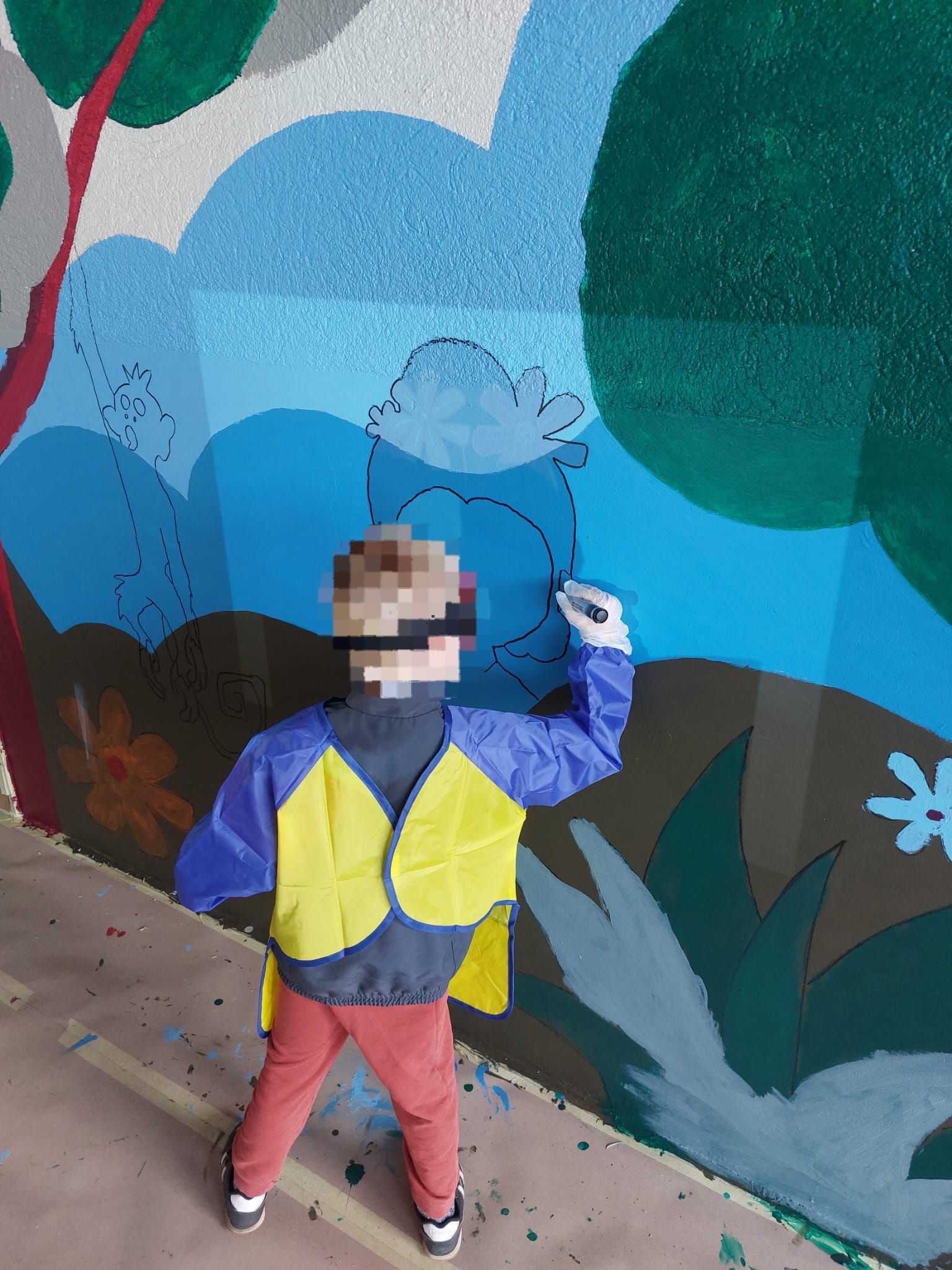 Fresque participative : création d'une peinture murale Frida Kahlo avec des enfants d'école primaire.