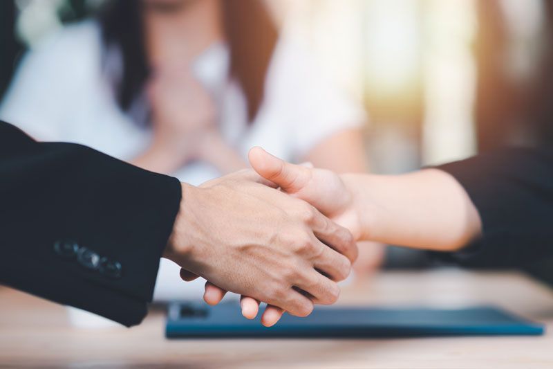 Ein Handschlag zwischen zwei Personen.