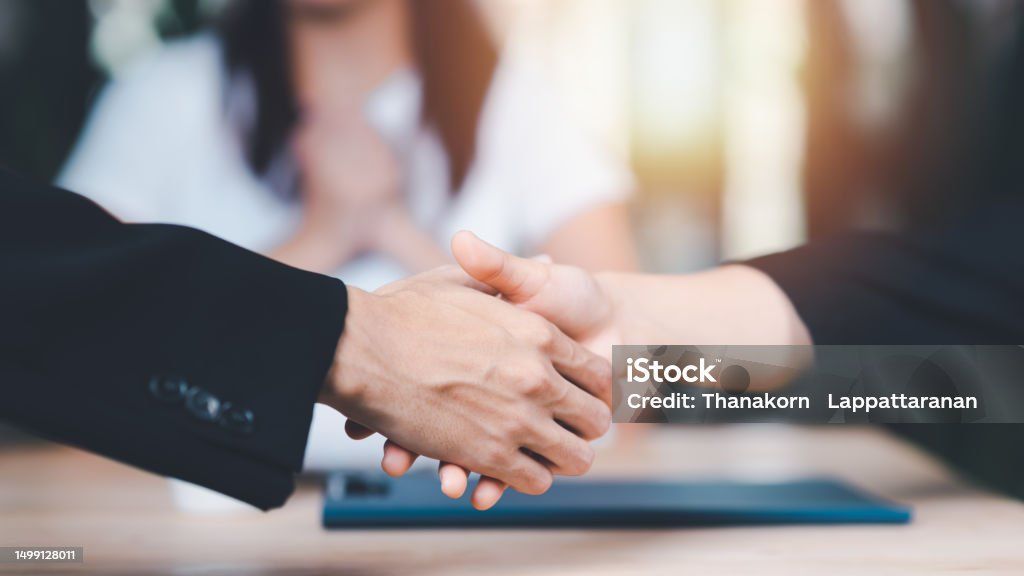 Ein Handschlag zwischen zwei Personen.