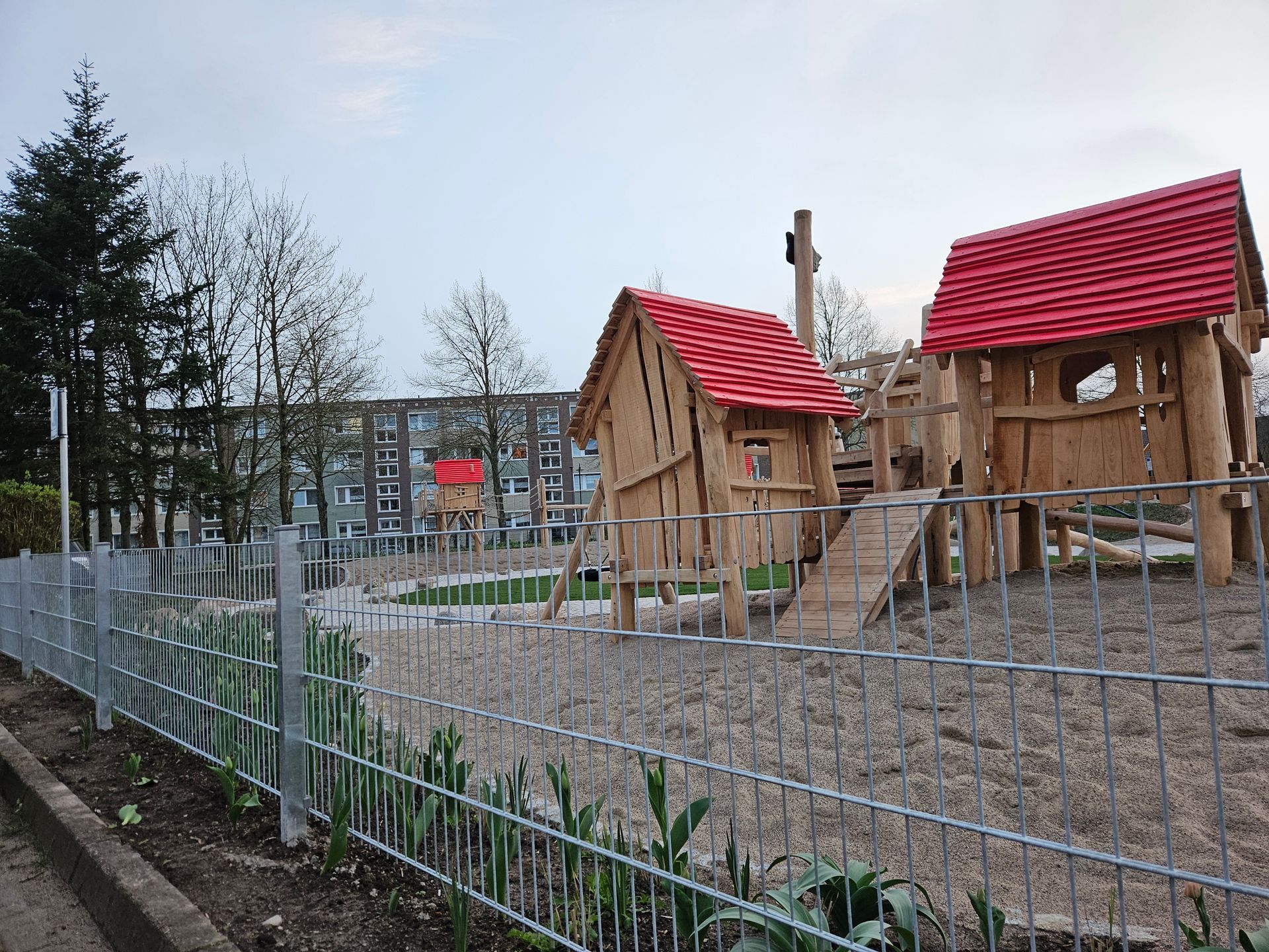 Kitazaun, Zaun Schule, Spielplatzzaun, Doppelstabmatte ohne Überstand, glatter Doppelstabmattenzaun