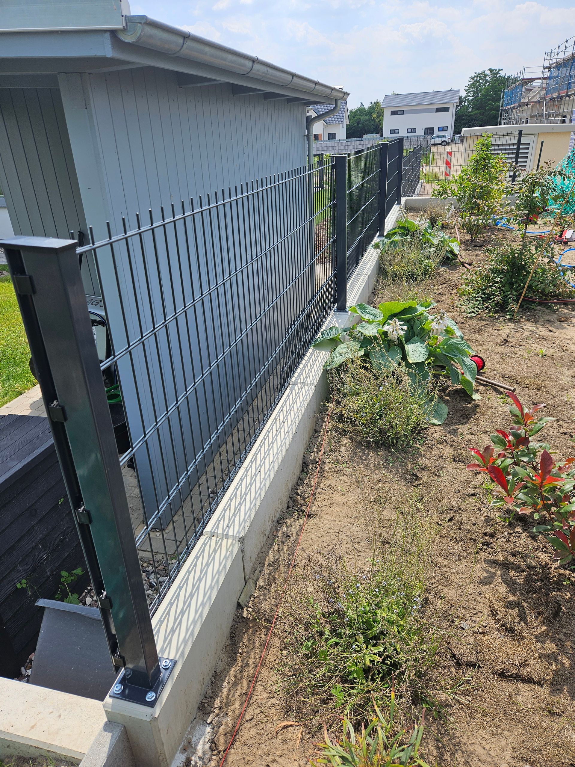 Doppelstabmatte, Zaunpfosten mit Fußplatte,  Bodenplatte zum aufdübeln, Zaunpfosten auf Betonwand