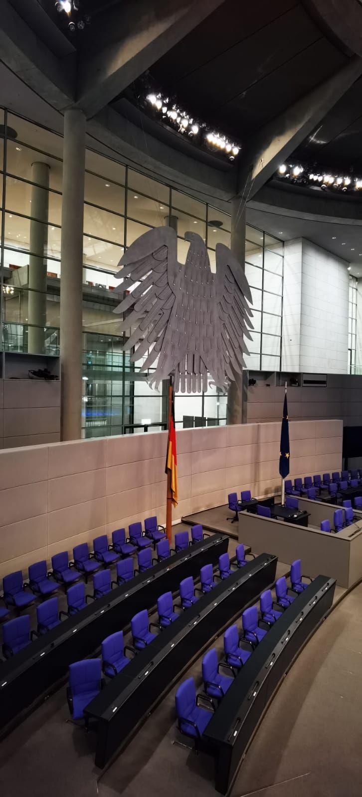 der Plenarsaal des deutschen Bundestages und JCube e.V.