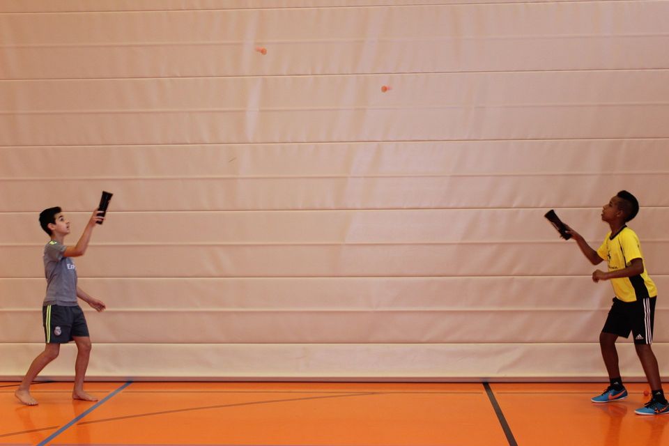 Kooperationsspiele mit möglichst wenig Körperkontakt zu Zeiten von Corona sind eine große Herausforderung für Sportlehrer. Wie man Bassalo Cupball als Teambuilding Tool, Kennenlern- und Teamspiel nutzen kann.