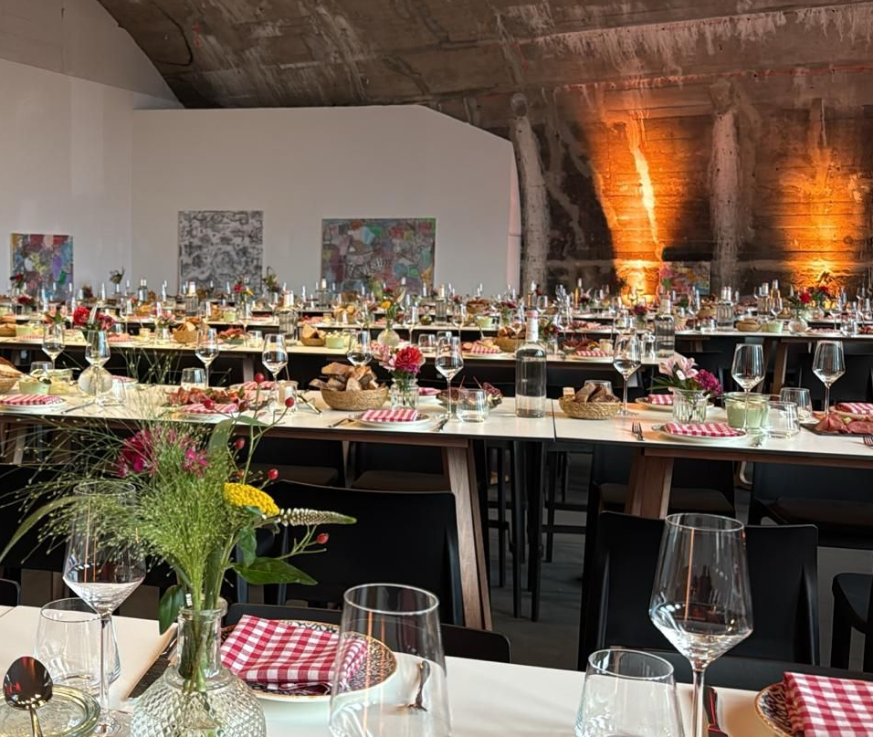 Brückenbogen für Ausstellungen und Events BALZER Event Locations Honsellbruecke Family Montez Set Tables