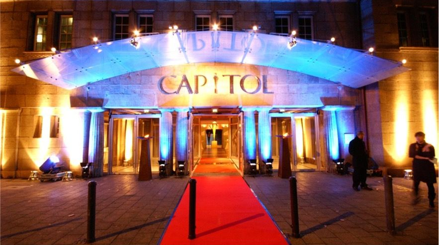 Beleuchteter Haupteingang Theater Capitol Offenbach BALZER-Event-Location-Capitol-Offenbach-Haupteingang