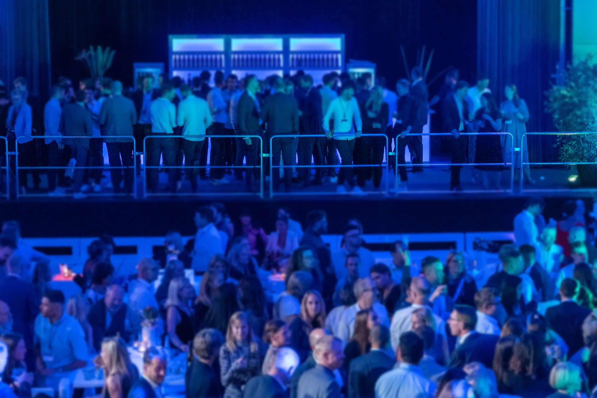 Großer Saal mit Orchesterbühne und umlaufender Empore - insgesamt für ca. 1.000 Gäste BALZER-Event-Location-Zoo-Gesellschaftshaus-Grosser-Saal-Buehne-mit-Bar
