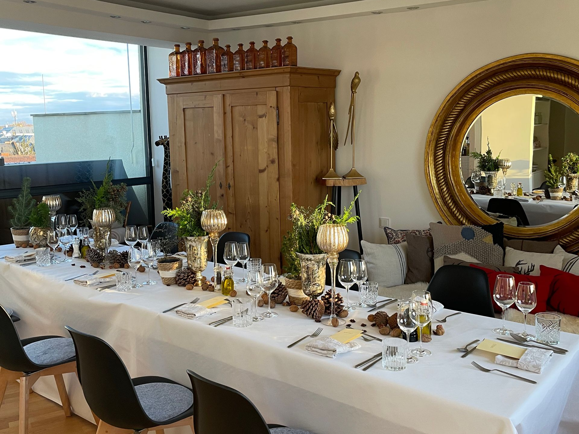 Kleiner Salon als Nebenfläche im LOFT8 mit direktem Zugang zum großen Balkon und Skyline Blick BALZER-Event-Locations-Rooftop-Apartment-LOFT8-Kleiner-Salon-eingedeckt